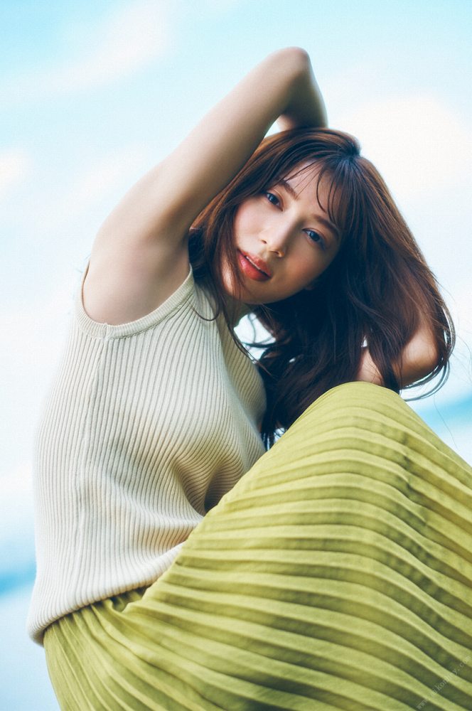 雪平莉左 グラマラス美女の水着グラビア画像！