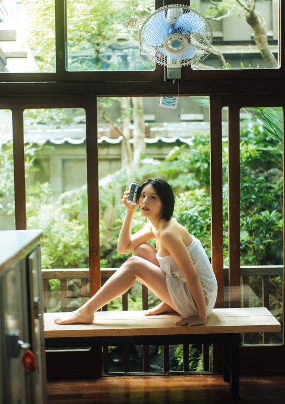 相楽伊織 けっこうボインな水着グラビア画像！