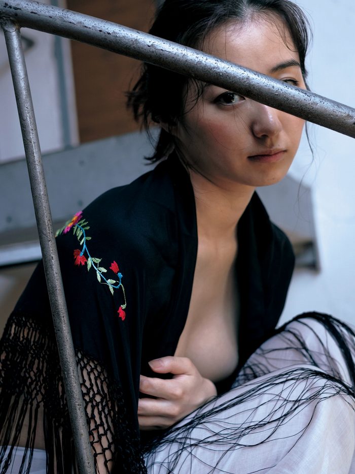 高田里穂 スタイル抜群な水着グラビア画像！