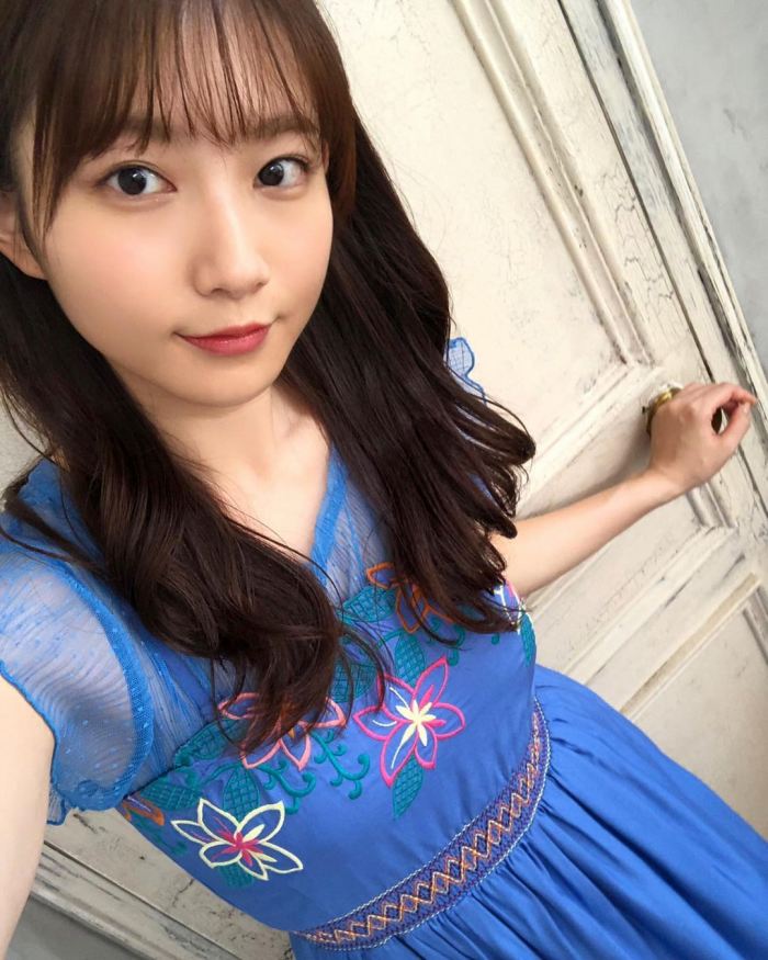 青山なぎさ 激かわな生脚＆タンクトップ画像！