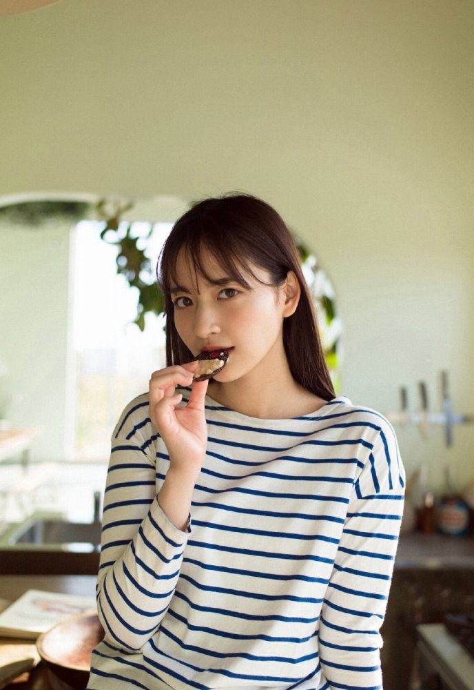 金川紗耶 美脚でスタイルが凄いグラビア画像！