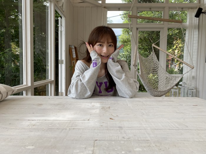 青山なぎさ 激かわな生脚＆タンクトップ画像！