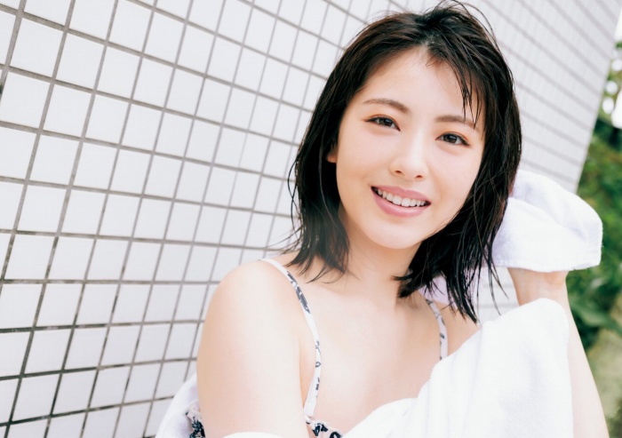 浜辺美波 鬼かわな水着＆浴衣グラビア画像！