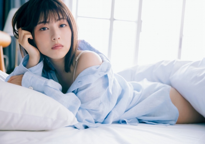 浜辺美波 鬼かわな水着＆浴衣グラビア画像！