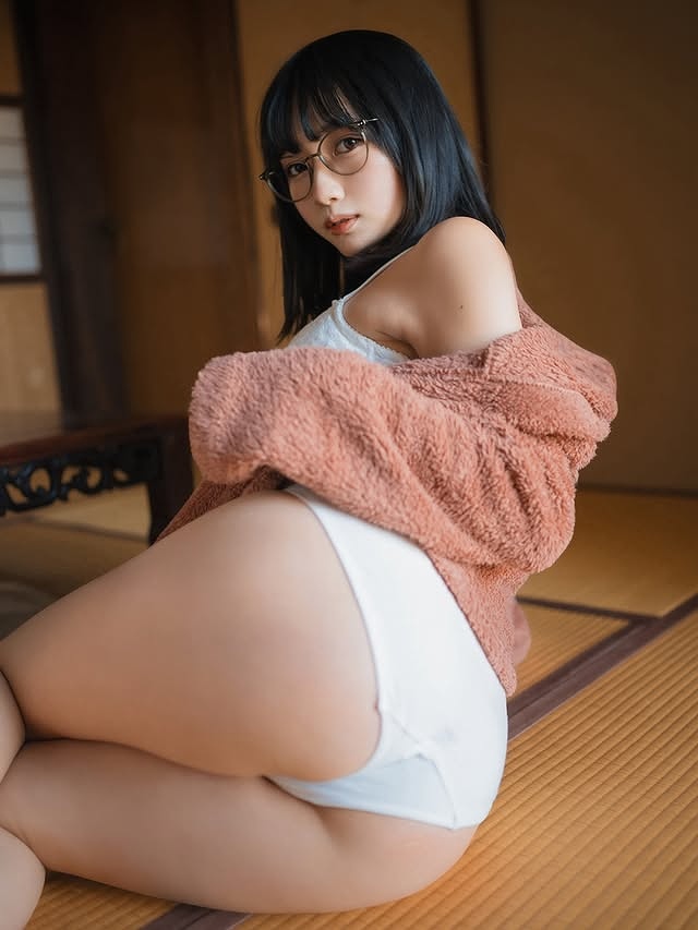 小倉あずさ 巨乳レイヤーの水着グラビア画像！