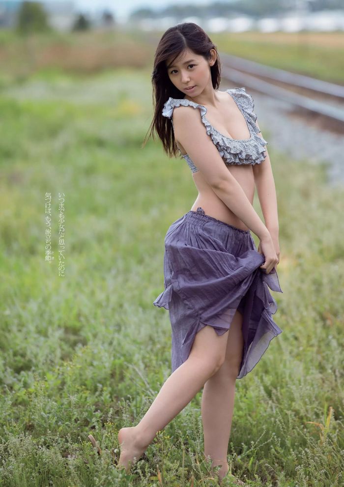 小池里奈 美尻でキュートな水着グラビア画像！