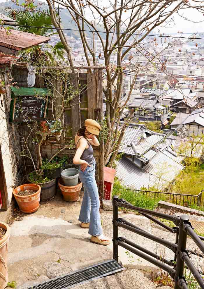 浅川梨奈 もっこりおっぱい水着グラビア画像！