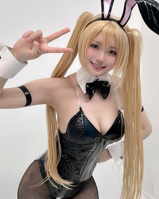 小倉あずさ 巨乳レイヤーの水着グラビア画像！