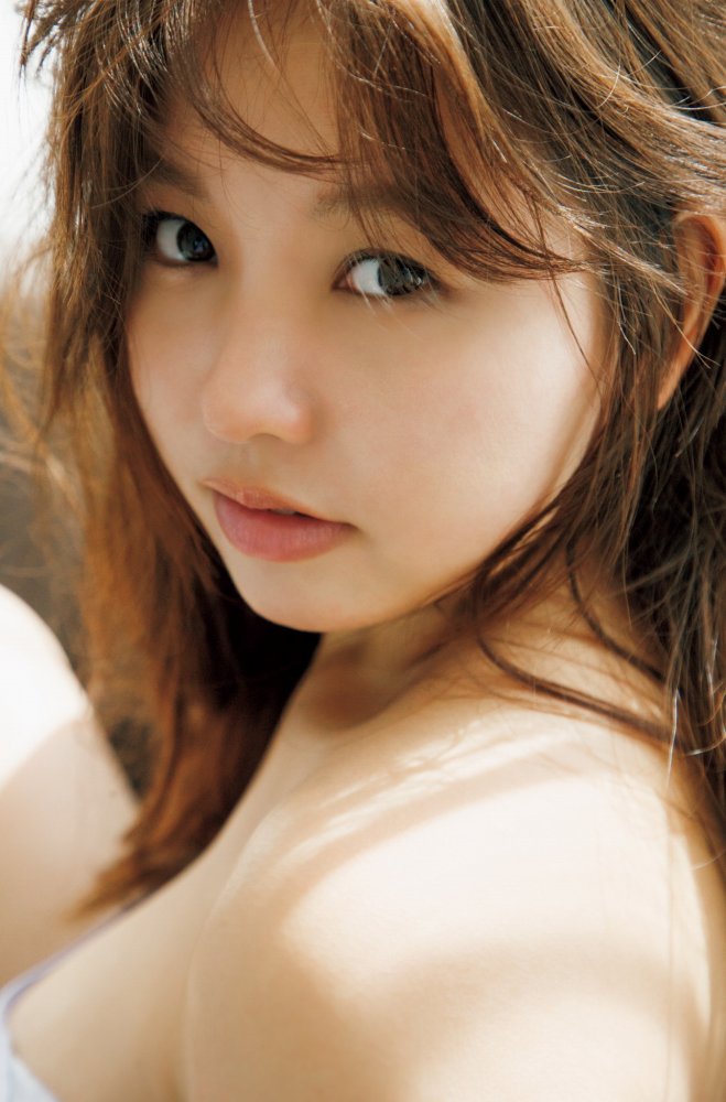 本郷柚巴 まぶしいボインの水着グラビア画像！