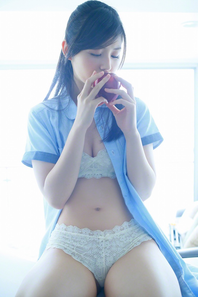 小池里奈 美尻でキュートな水着グラビア画像！