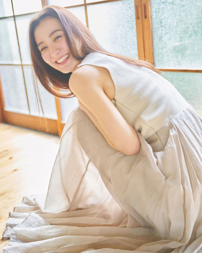 高田里穂 スタイル抜群な水着グラビア画像！