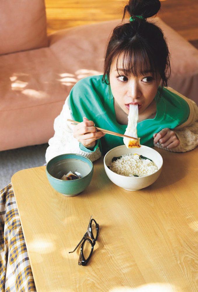 青井春 Iカップおっぱいの水着グラビア画像！