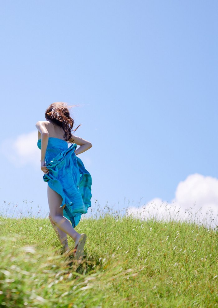 高田里穂 スタイル抜群な水着グラビア画像！