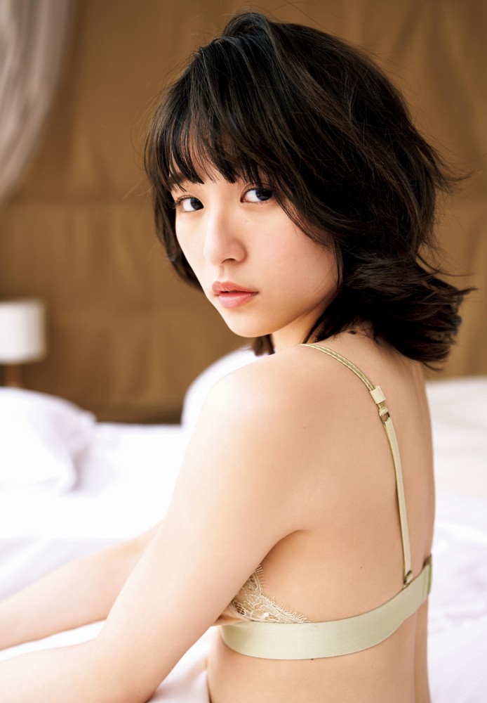 浅川梨奈 もっこりおっぱい水着グラビア画像！