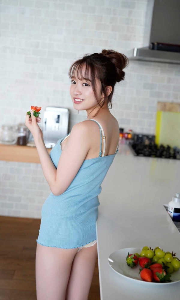 青井春 Iカップおっぱいの水着グラビア画像！