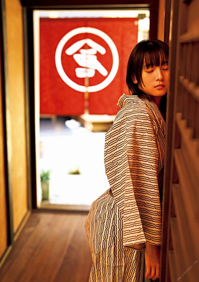 浅川梨奈 もっこりおっぱい水着グラビア画像！