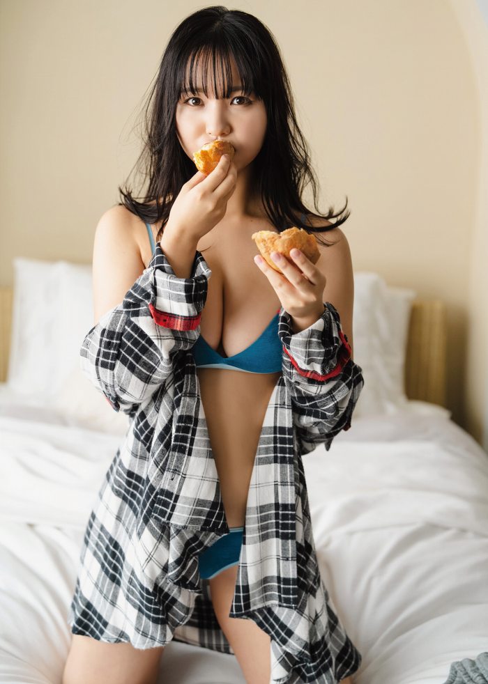 本郷柚巴 まぶしいボインの水着グラビア画像！