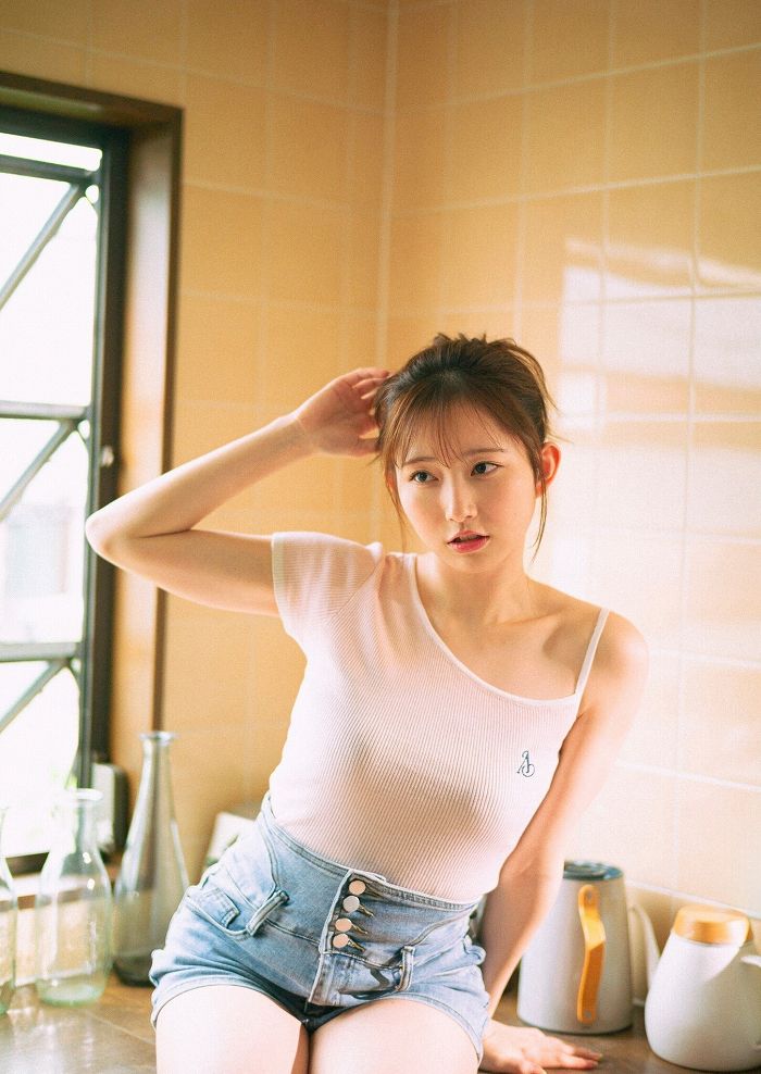 青山なぎさ 激かわな生脚＆タンクトップ画像！