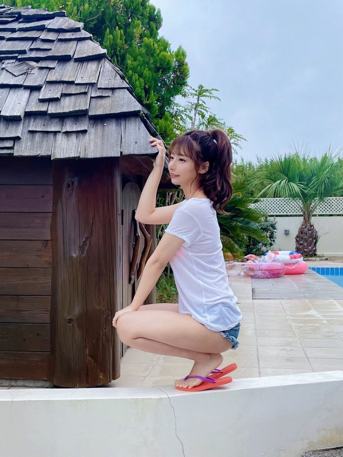 鈴木優香 ちょっと脱ぎすぎ水着グラビア画像！