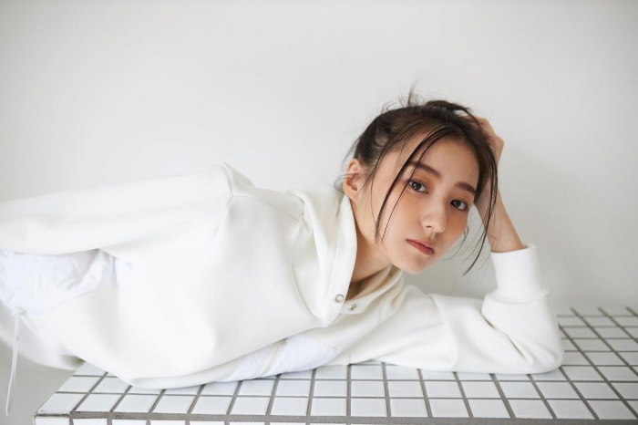 高田里穂 スタイル抜群な水着グラビア画像！