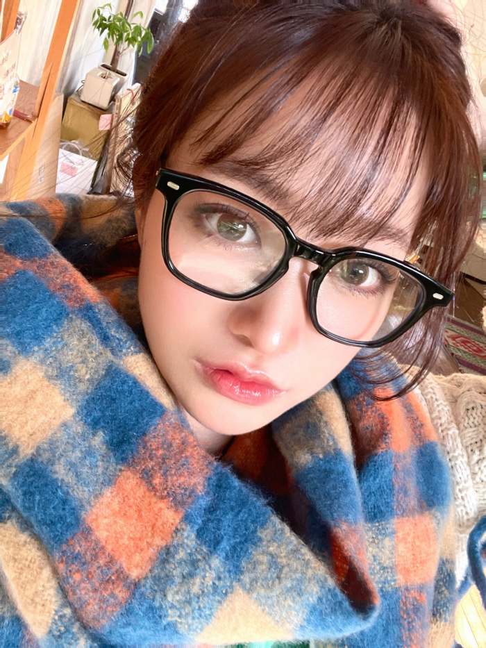 青井春 Iカップおっぱいの水着グラビア画像！