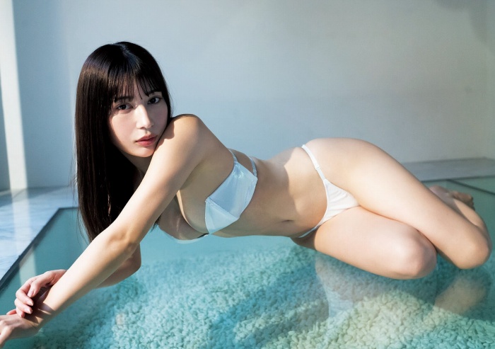 雪平莉左 グラマラス美女の水着グラビア画像！