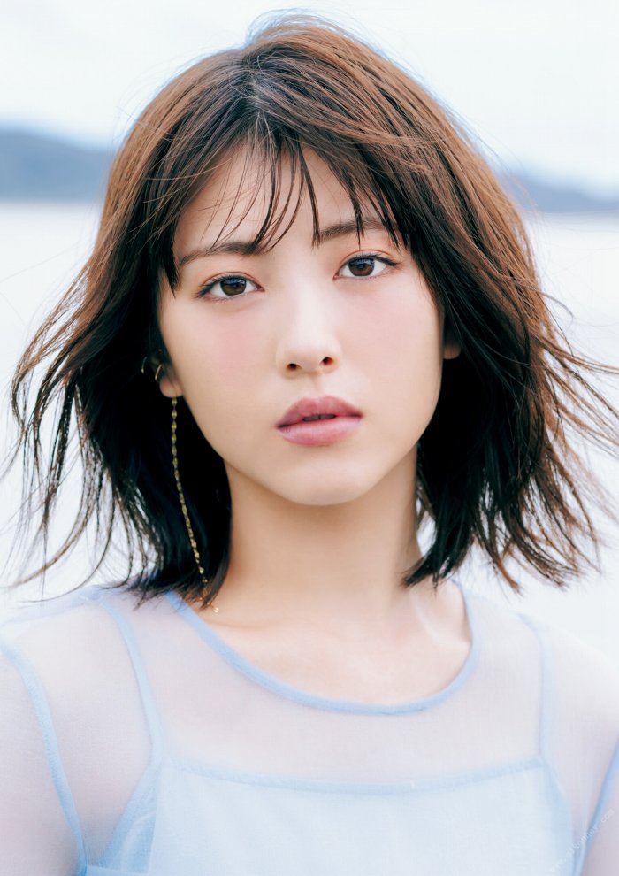 浜辺美波 鬼かわな水着＆浴衣グラビア画像！