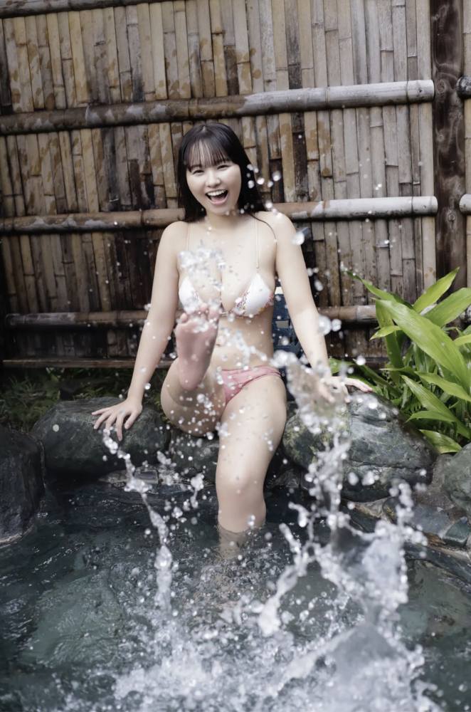 本郷柚巴 まぶしいボインの水着グラビア画像！