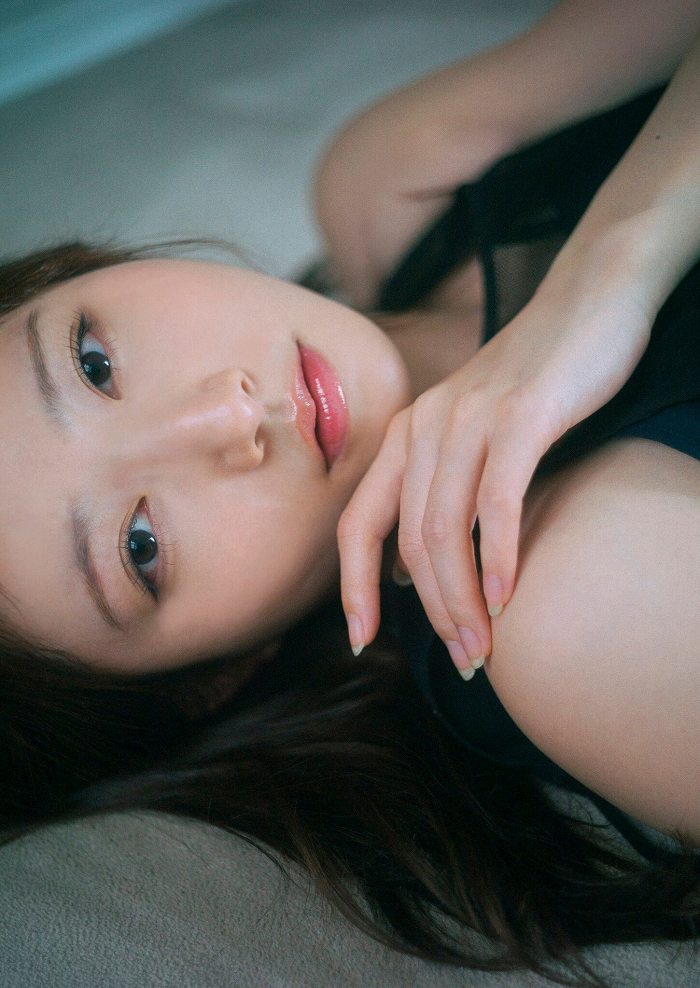 青山なぎさ 激かわな生脚＆タンクトップ画像！