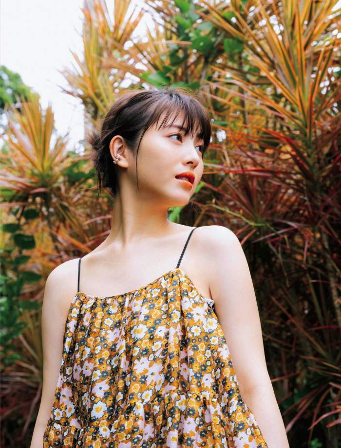 浜辺美波 鬼かわな水着＆浴衣グラビア画像！