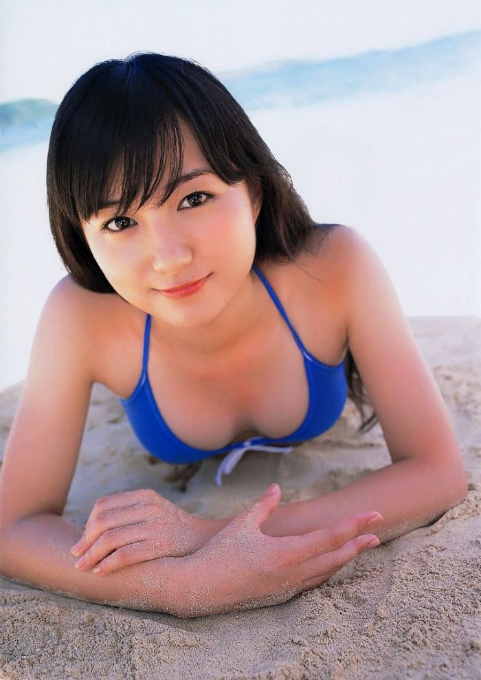 高田里穂 スタイル抜群な水着グラビア画像！