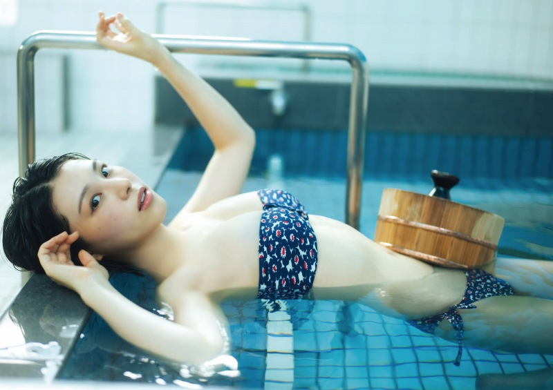 相楽伊織 けっこうボインな水着グラビア画像！