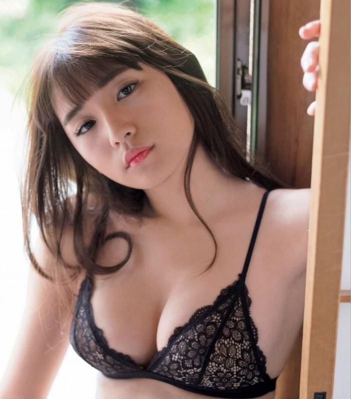 浅川梨奈 もっこりおっぱい水着グラビア画像！