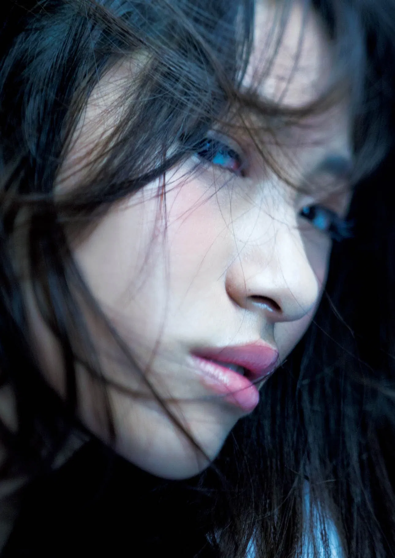[Photobook] 染谷有香ヌード写真集「赤いアルバム 2015-2025」