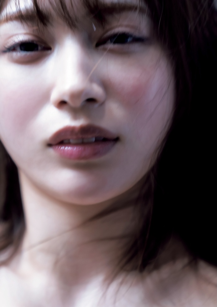 雪平莉左 グラマラス美女の水着グラビア画像！