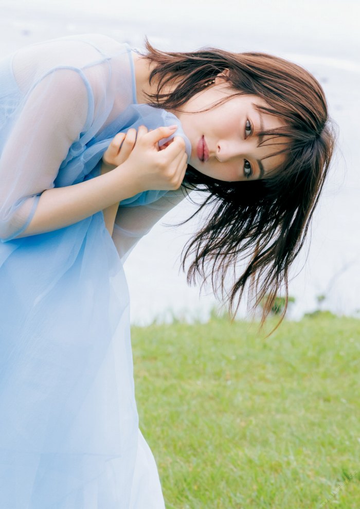 浜辺美波 鬼かわな水着＆浴衣グラビア画像！