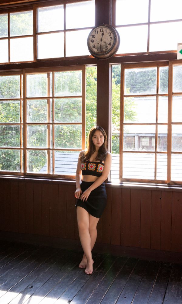 本郷柚巴 まぶしいボインの水着グラビア画像！