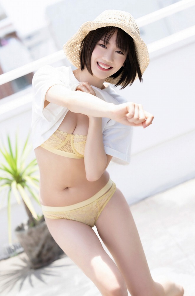 あらた唯 スタイル抜群の水着グラビア画像！