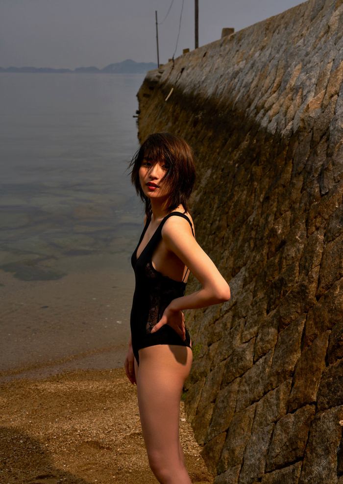 浅川梨奈 もっこりおっぱい水着グラビア画像！