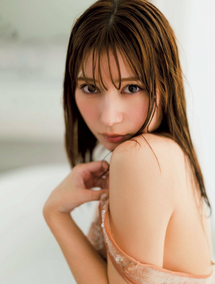 雪平莉左 グラマラス美女の水着グラビア画像！