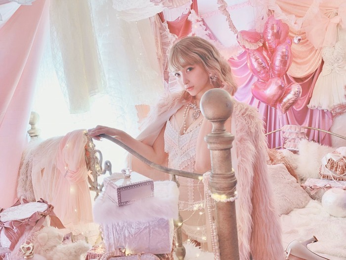 あまつまりな 脱ぎすぎ水着＆下着グラビア画像！