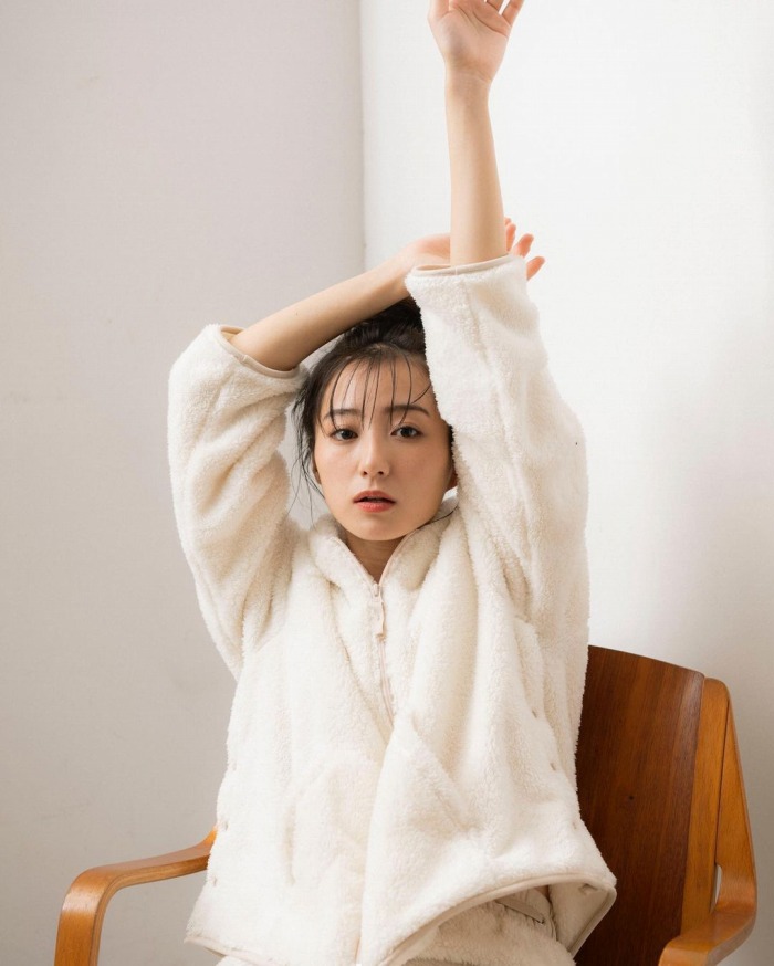 高田里穂 スタイル抜群な水着グラビア画像！