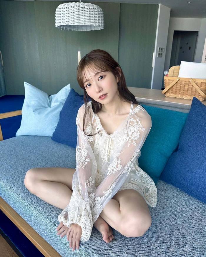 青山なぎさ 激かわな生脚＆タンクトップ画像！