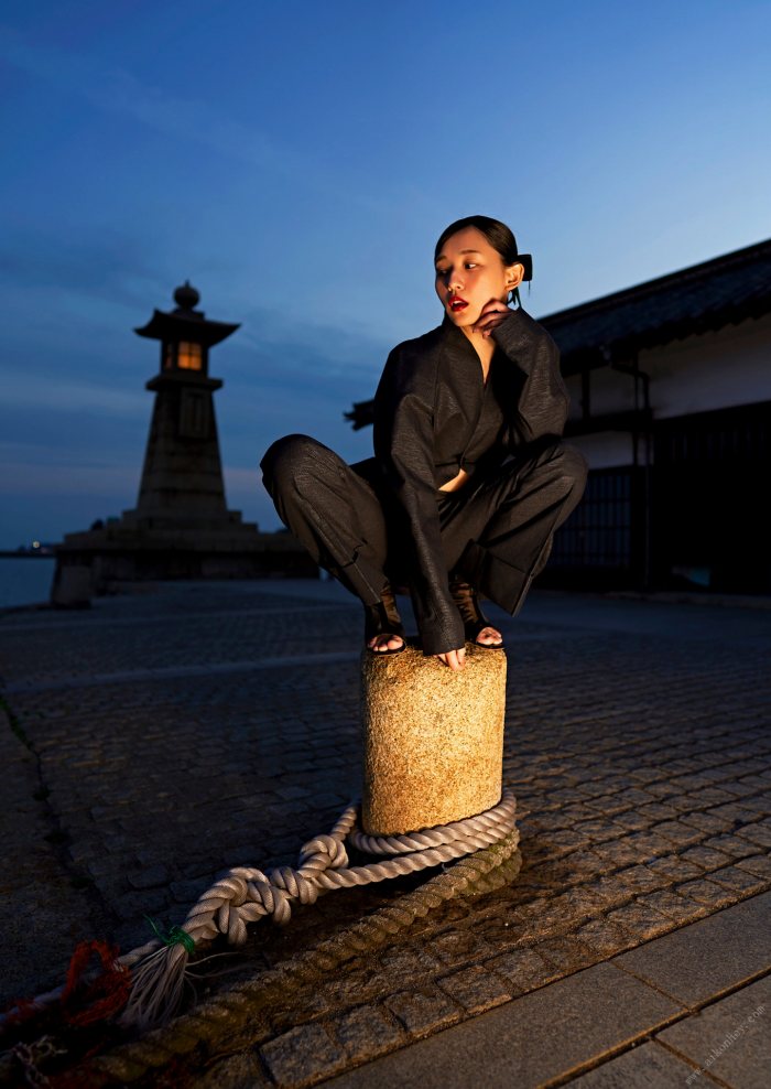 浅川梨奈 もっこりおっぱい水着グラビア画像！