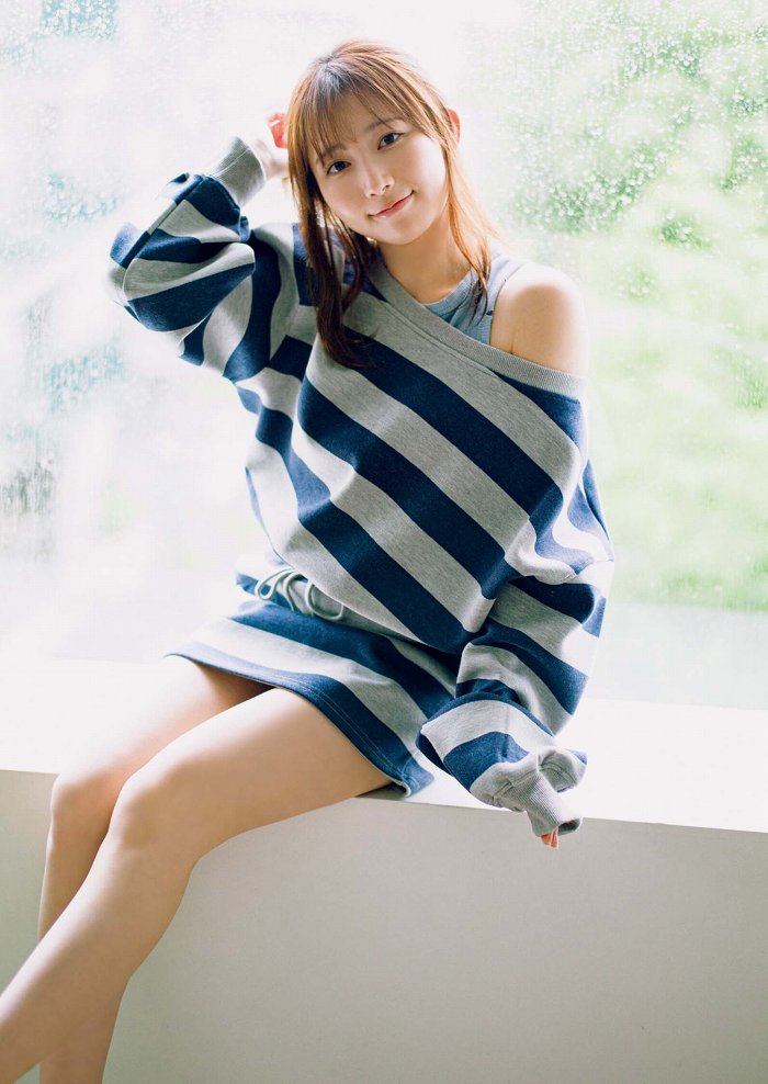 青山なぎさ 激かわな生脚＆タンクトップ画像！