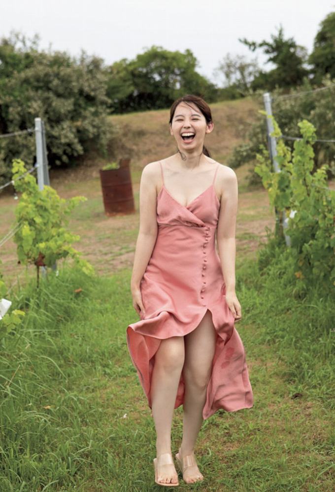 小池里奈 美尻でキュートな水着グラビア画像！