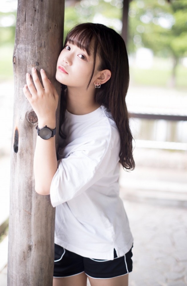 青戸しの Fカップボインな水着グラビア画像！