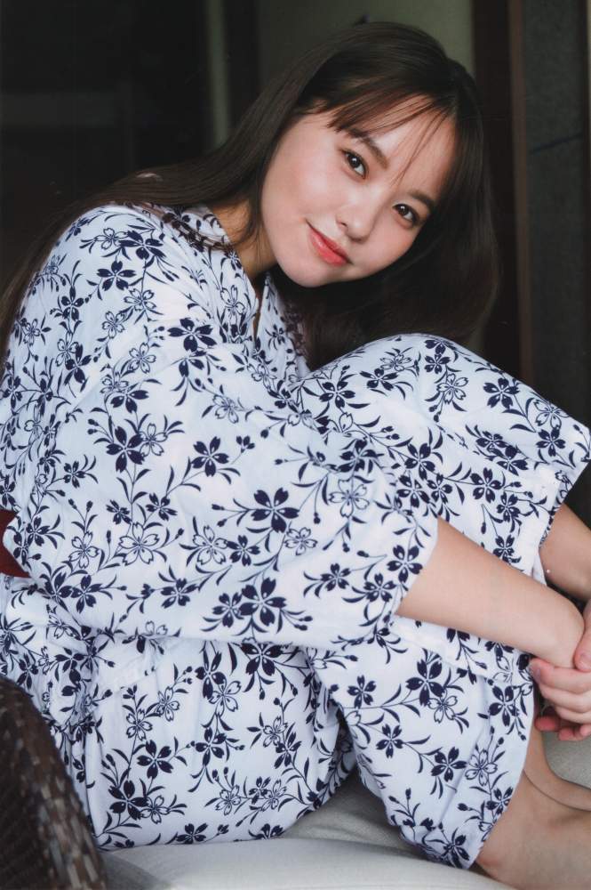 本郷柚巴 まぶしいボインの水着グラビア画像！