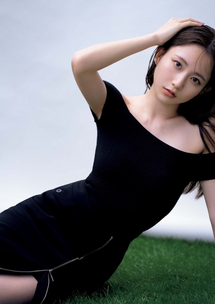 青山なぎさ 激かわな生脚＆タンクトップ画像！