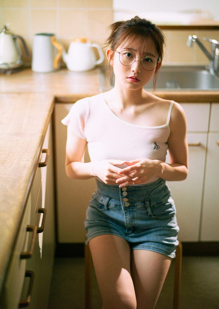 青山なぎさ 激かわな生脚＆タンクトップ画像！